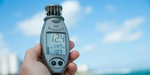 Pergola bioclimatique et vent fort : quelles précautions ?